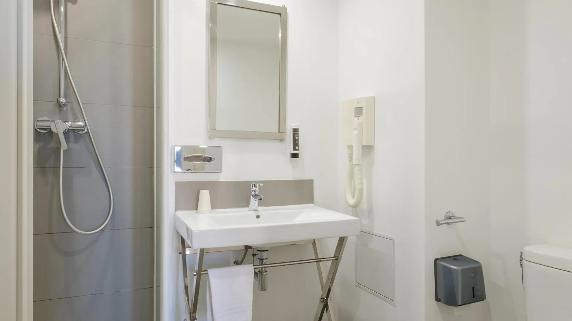 B&B Hotel Antibes Juan-Les-Pins 3*,  Francia